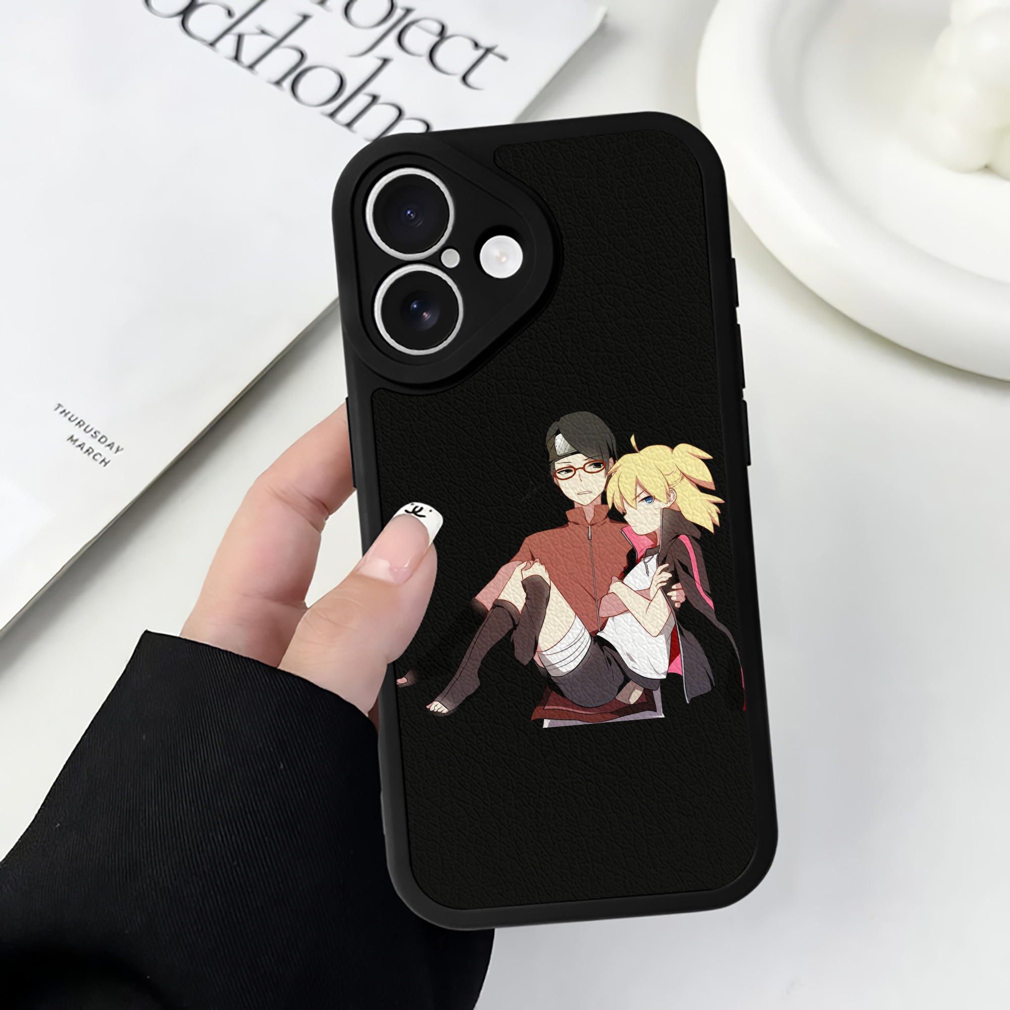 （画像用） NARUTO -ナルト- うちは サラダ Uchiha Sarada 【iPhone 16シリーズ対応】シリコンスマホケース（レザー調） 材質：シリコン